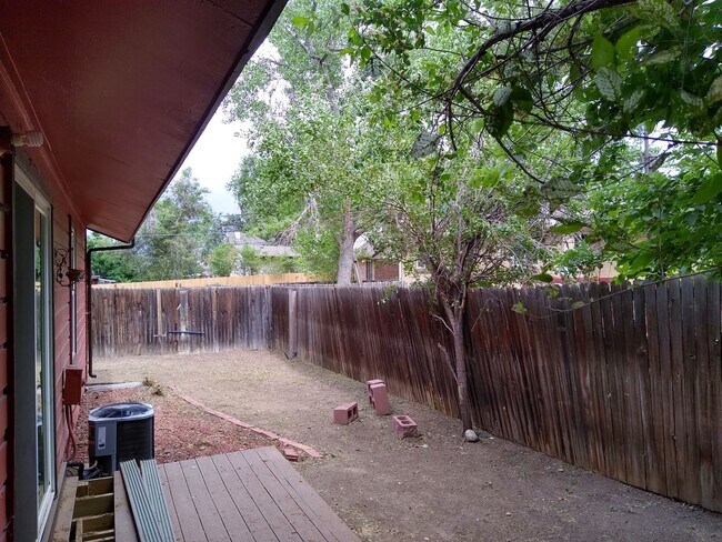 Building Photo - Charming 2 Bedroom 2 Bath w/ Large Yard, 1 Car Garage and Central Air/Heat