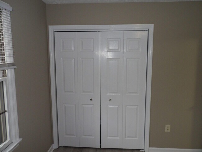 Building Photo - 244 Meadowview Dr