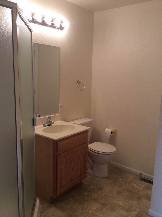 Building Photo - Spacious 3 Bedroom, 2.5 Bathroom Townhome located in the Eagle Heights Subdivision