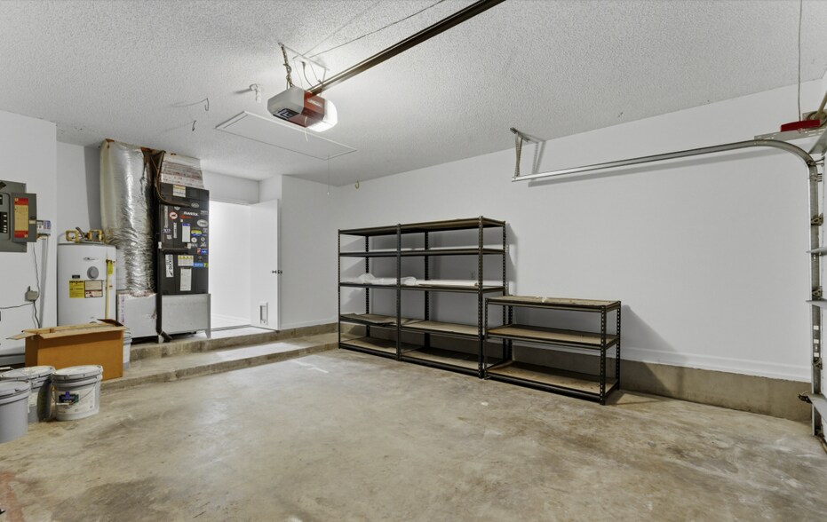 Building Photo - 8510 Majestic Oaks Dr S