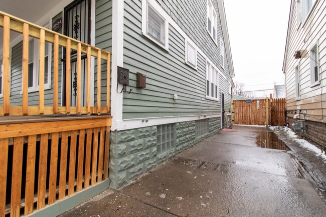 Building Photo - 18142 Riopelle St