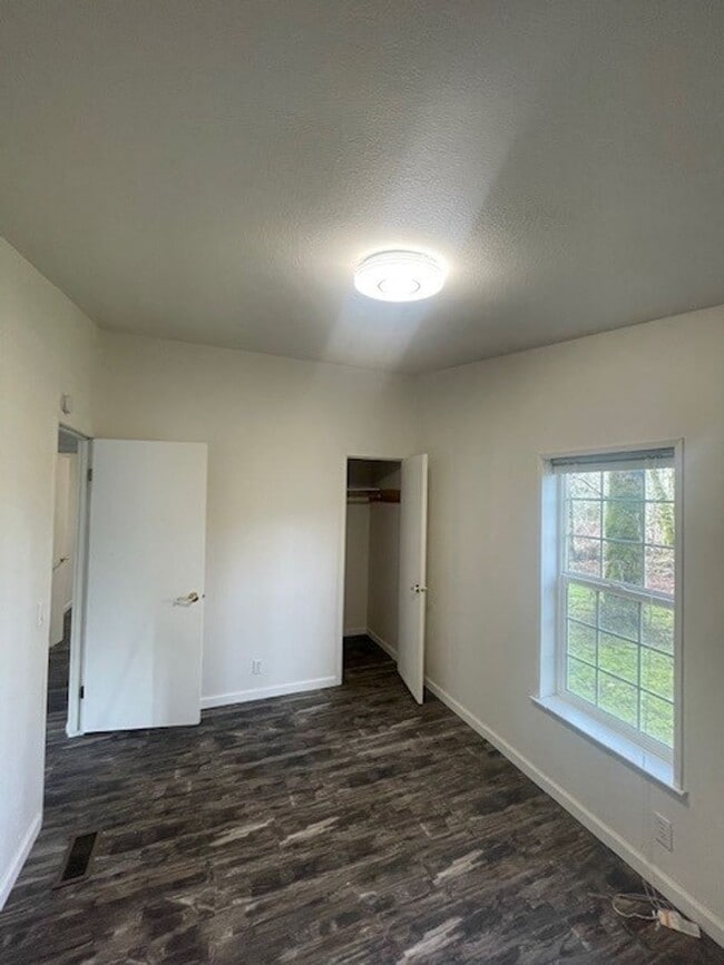 Building Photo - County Winlock Mobile Home with Oversized Lot