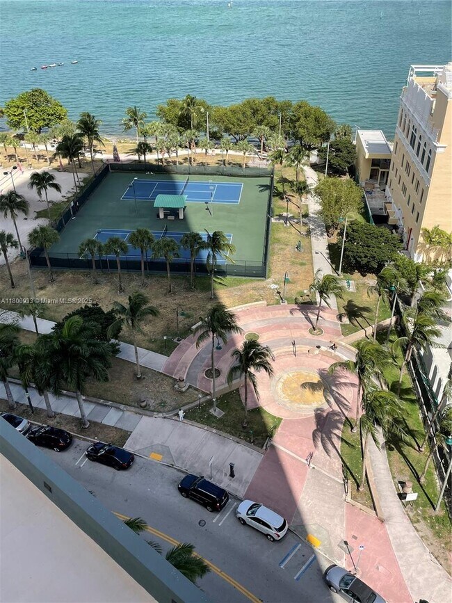 Building Photo - 1750 N Bayshore Dr