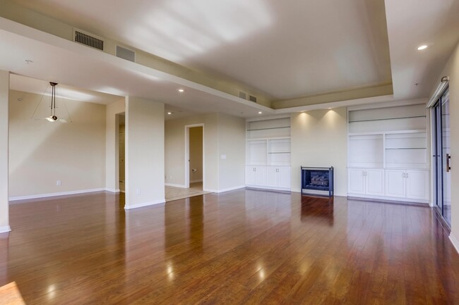 Building Photo - Amazing views from this gorgeous Bankers H...