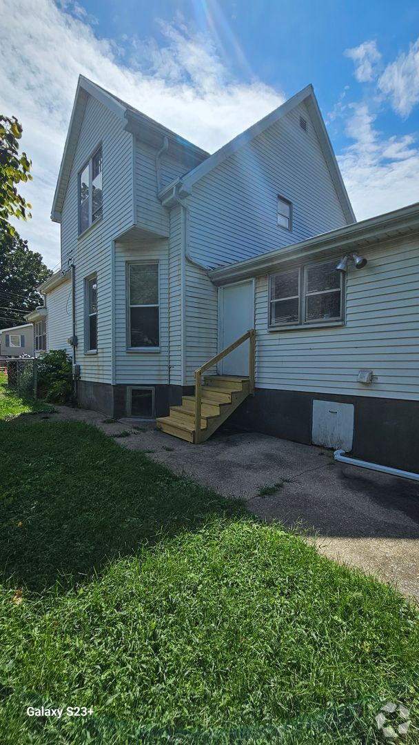 Building Photo - Spacious 4 Bedroom