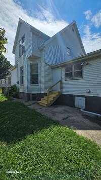 Building Photo - Spacious 4 Bedroom