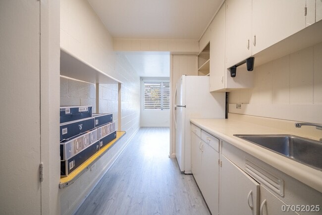 Building Photo - Available Now! 2 BD / 1 BA / 1 Parking sta...