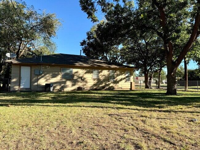 Building Photo - 3 Bedroom Home with Spacious Bedrooms