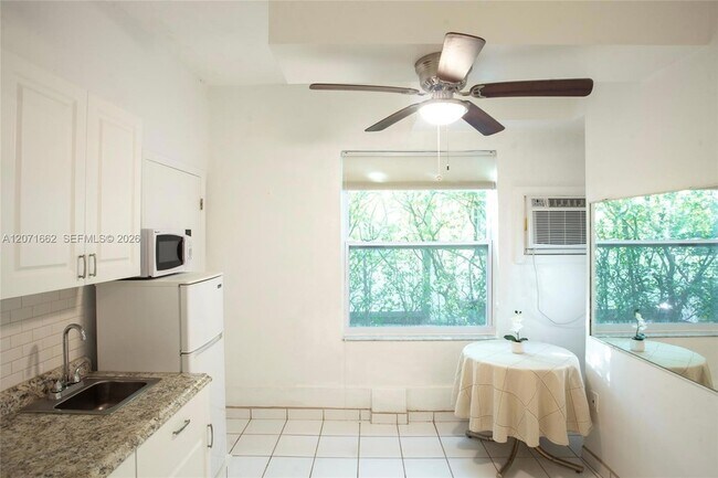 Building Photo - 4720 Pine Tree Dr