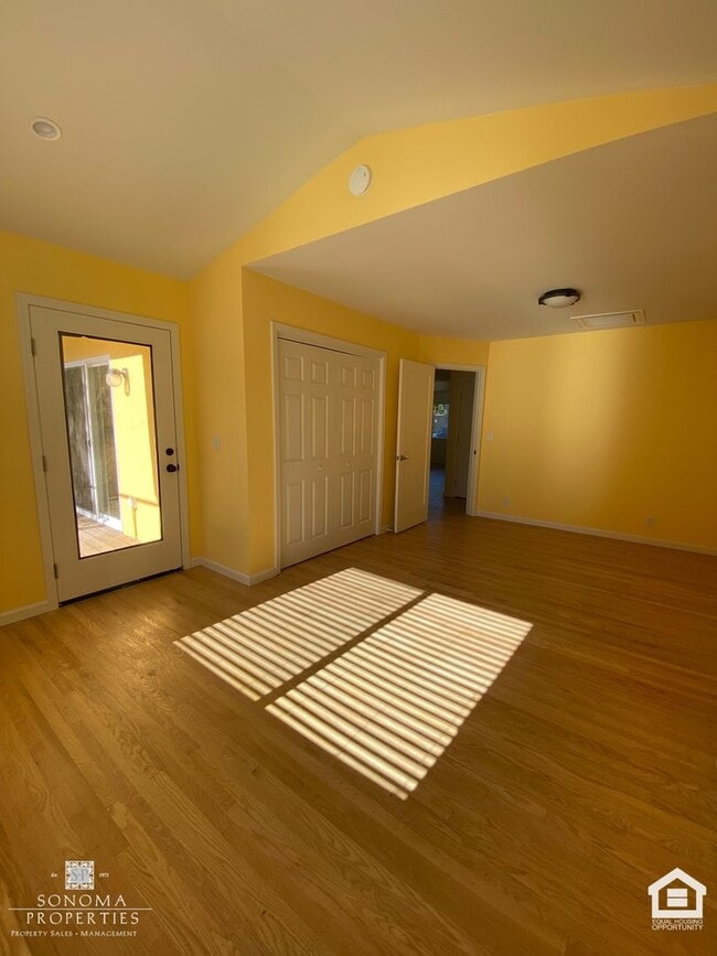 Building Photo - Bright & Cheery 2 Bedroom Home