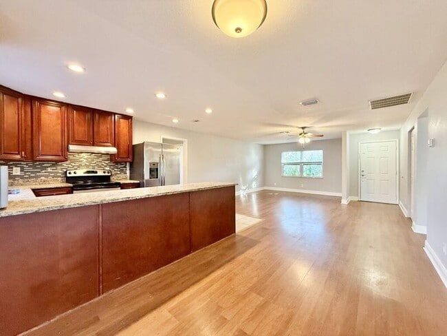 Building Photo - 6475 Cedarbrook Dr