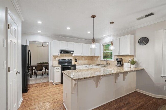 Building Photo - 10965 Pinehigh Dr