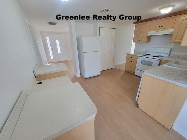 Building Photo - Spacious 3BR with bonus room and fenced yard just minutes from Tarpon Springs