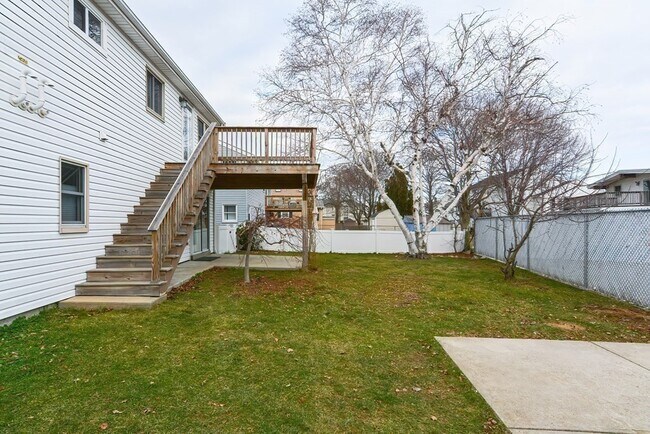 Building Photo - 21 Swan Ave