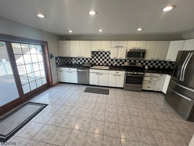 Building Photo - 81 S Maple Ave