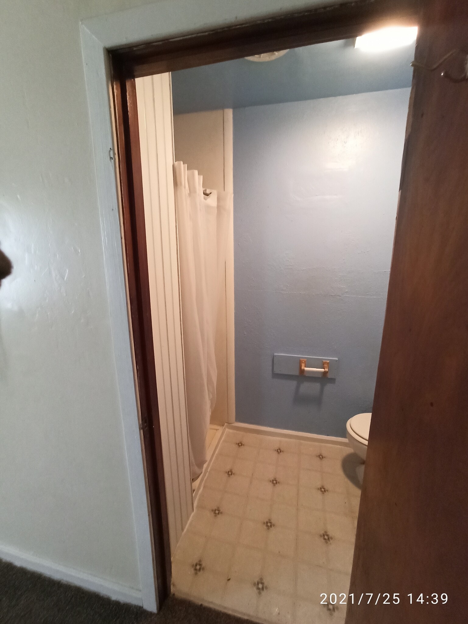 shower bath - 144 Virginia St