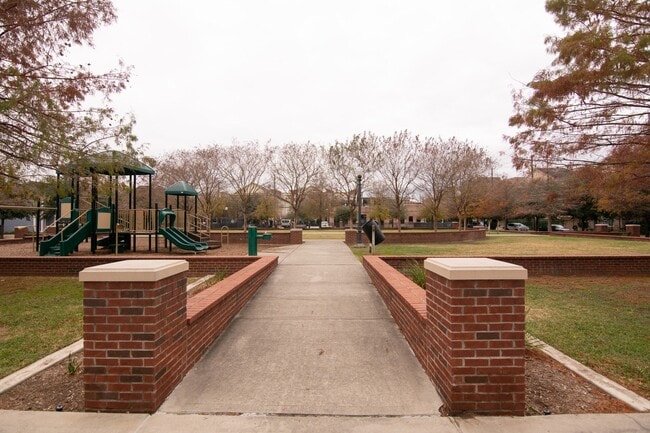 Building Photo - 1408 W Webster St