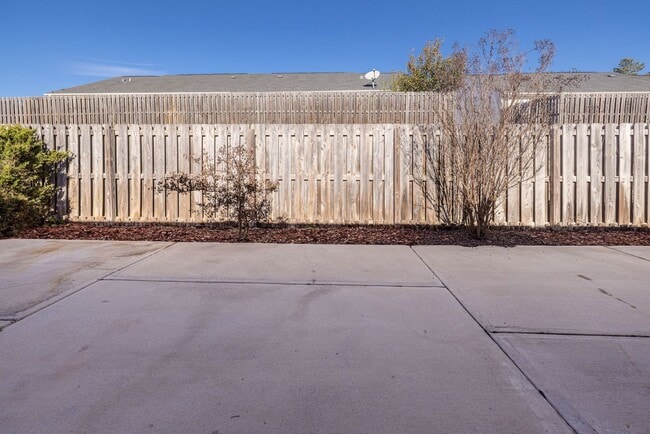 Building Photo - 304 York Ln