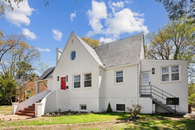 Building Photo - Spacious & Renovated Rental Home on Oversi...