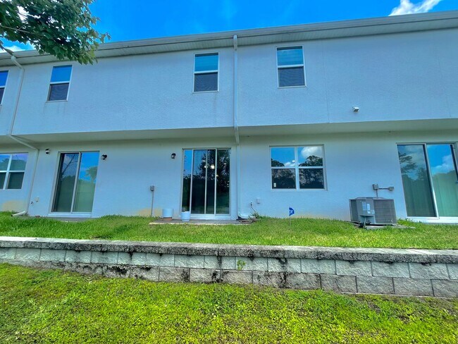 Building Photo - Beautiful 3 Bed, 2.5 Bath Townhome in Mode...