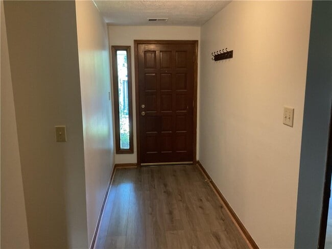 Building Photo - 215 Lakeland Ct