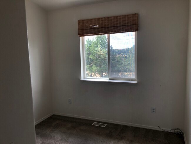 Building Photo - 1500 NW Canyon View Dr