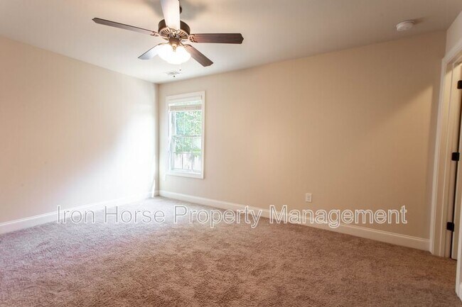 Building Photo - 232 Towns Walk Dr