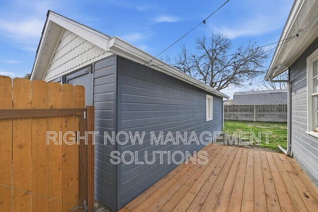 Building Photo - 415 W Linden St