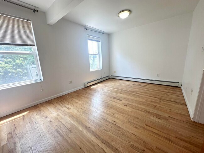 Building Photo - 213 8th St