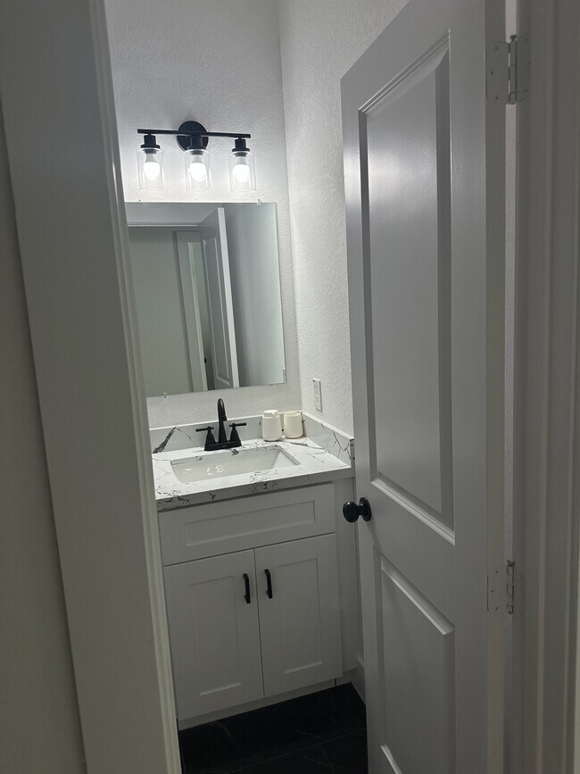 Building Photo - 5774 Heron Dr