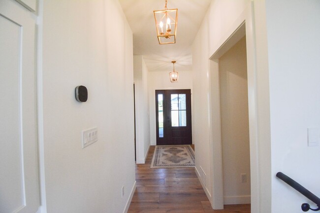 Building Photo - Luxury Country Side Living: 4 bed 3 bed St...