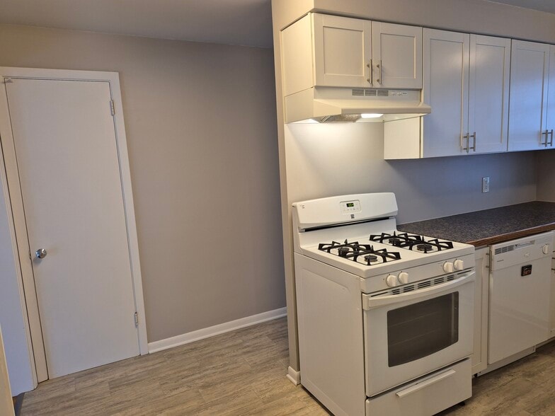 Kitchen - Dishwasher - Pantry - 2219 W 61st St