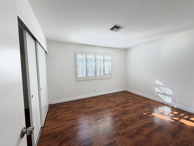 Building Photo - 3174 Bel Air Dr