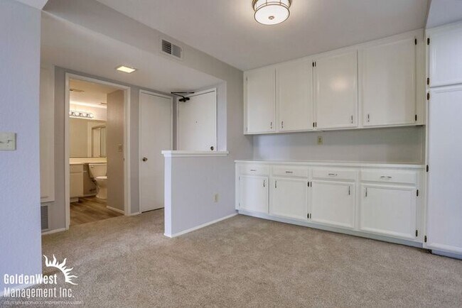 Building Photo - Breezy 2Bdm 2Ba Top-Floor Corner Condo with Mountain Views!