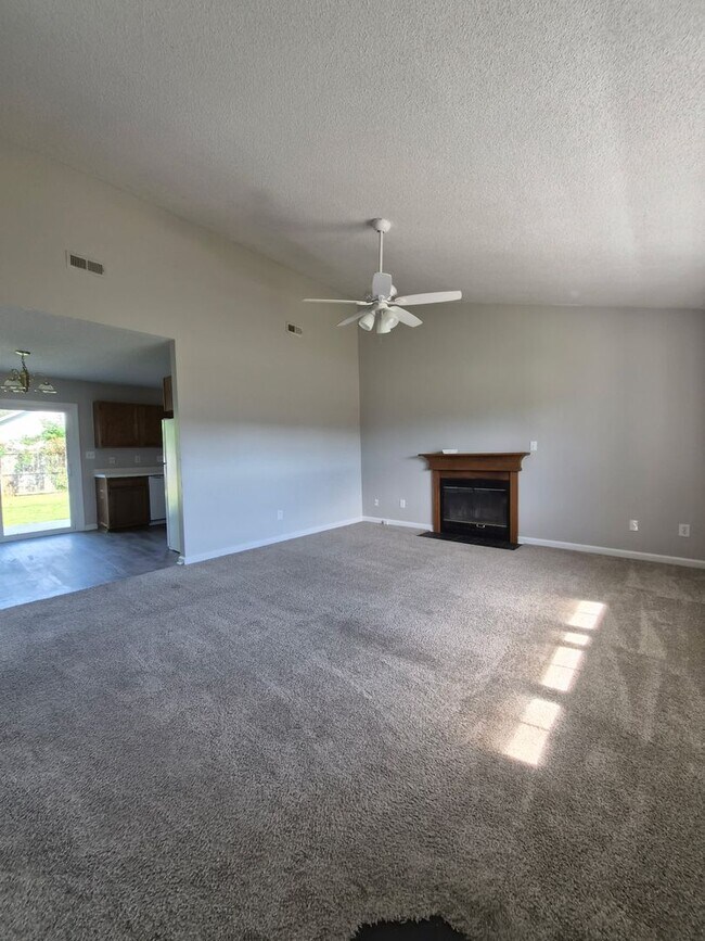 Building Photo - 3 bedroom 2 bath home in Foxtrace subdivision