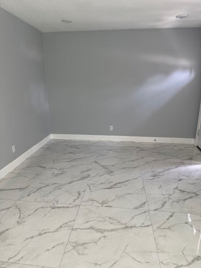 Building Photo - 2 Bed 1 Bath Duplex in Orlando for Rent