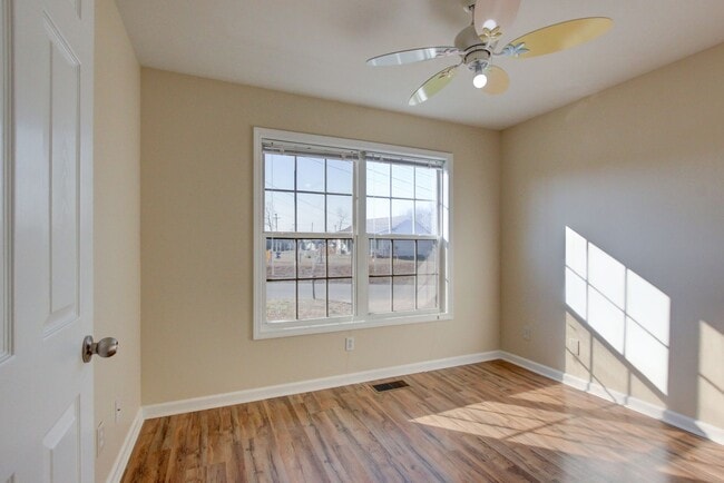 Building Photo - 3 bed 2 bath in the heart of St. B.  Fresh Paint.  Clean and Ready for You.