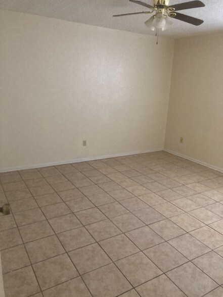 Building Photo - 505 Hackberry St