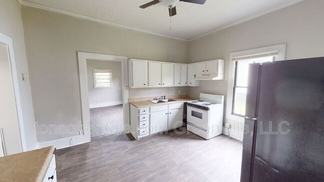 Building Photo - 579 Saxon Ave