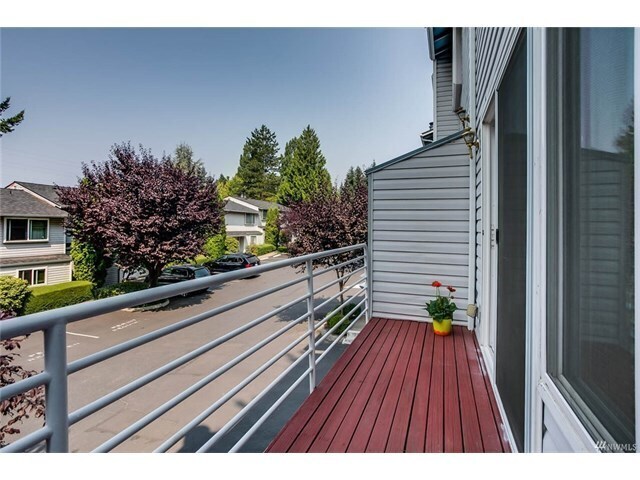 Building Photo - Beautiful 2 Bed 1.5 Bath in Sought After Woodridge, Bellevue.