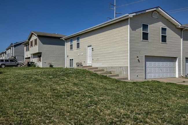 Building Photo - Spacious Duplex Close to Schools, UNL, Haymarket, and I-80 TOTALLY REMODELED