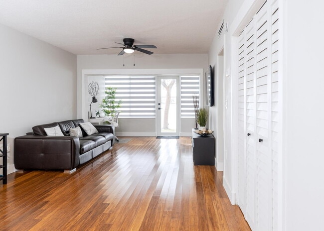 Building Photo - Fully Remodeled & Furnished 1 Bedroom Condo