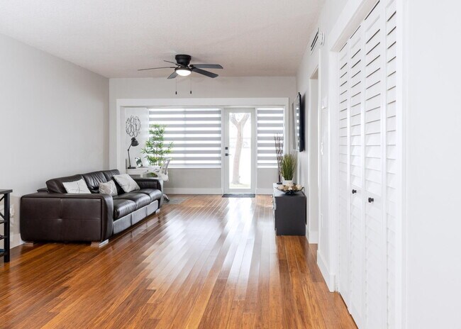 Building Photo - Remodeled, Furnished & Utilities Included!