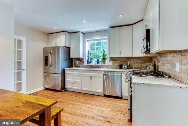 Building Photo - 258 Burgess Ave