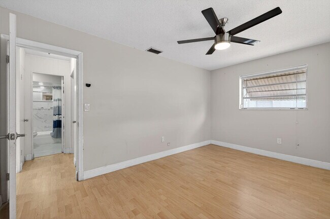 Building Photo - 6219 SW 20th Ct