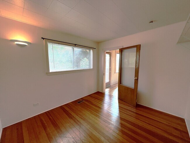 Building Photo - Charming Two Bedroom Home with a bonus room/Den and Large Fenced Yard - Nevada St