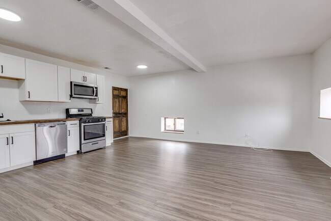 Building Photo - AVAILABLE AUGUST 2026 - Updated 2 Bedroom Apartment Located in the heart of a GREAT Neighborhood