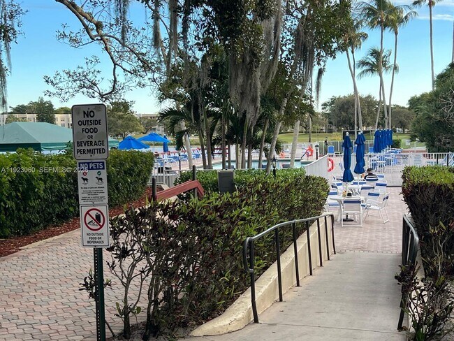 Building Photo - 9441 Evergreen Pl