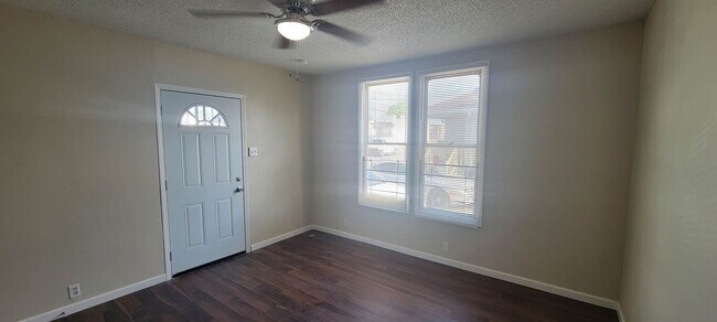 Building Photo - 4 Bedroom Single Family Home