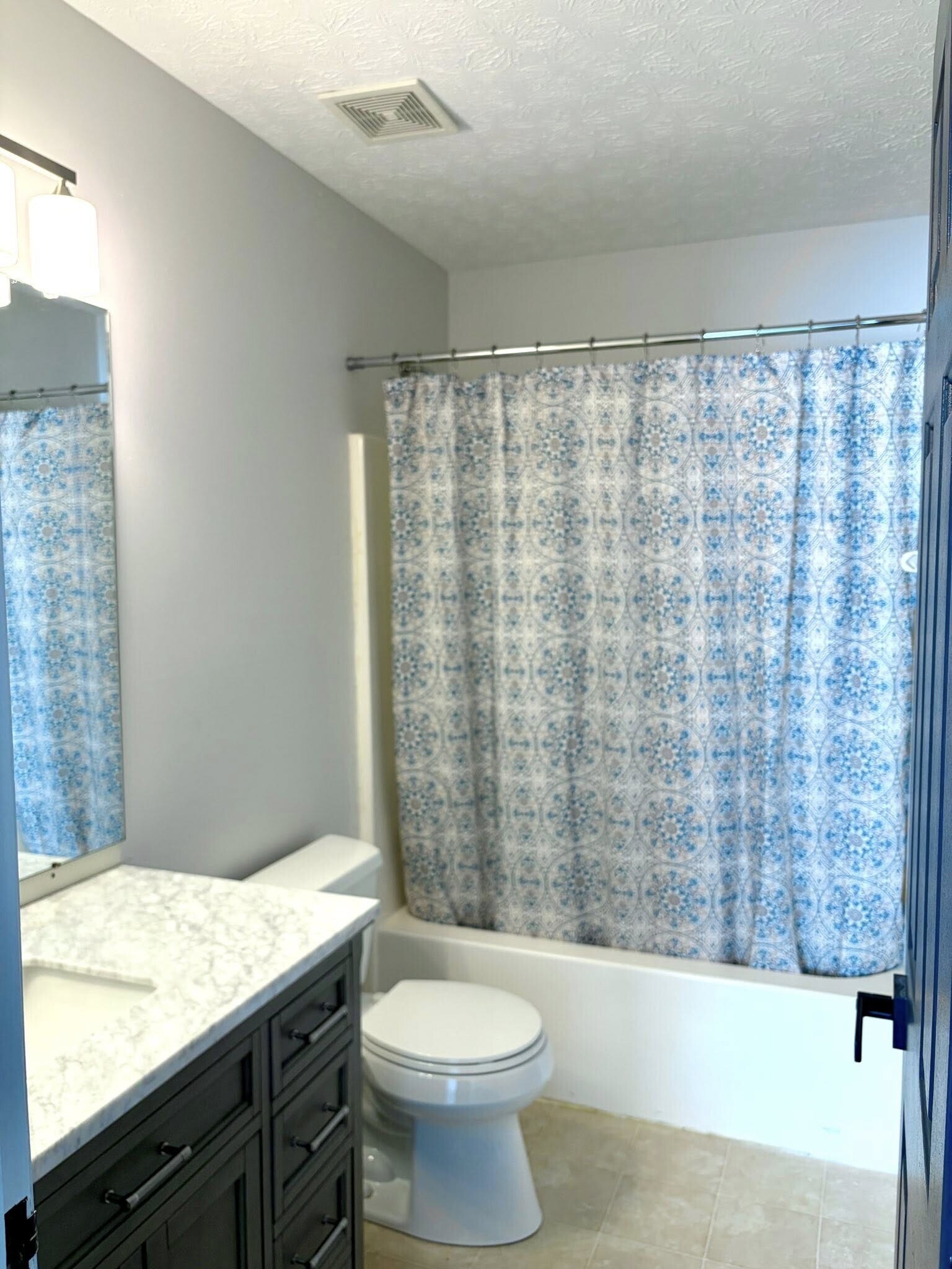 Second floor hall bath with tub/shower combo - 1200 Bugle Bluff Ct
